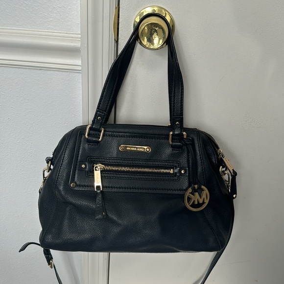 Black Leather Michael Kors Gilmore Crossbody Handbag - Picture 2 of 8